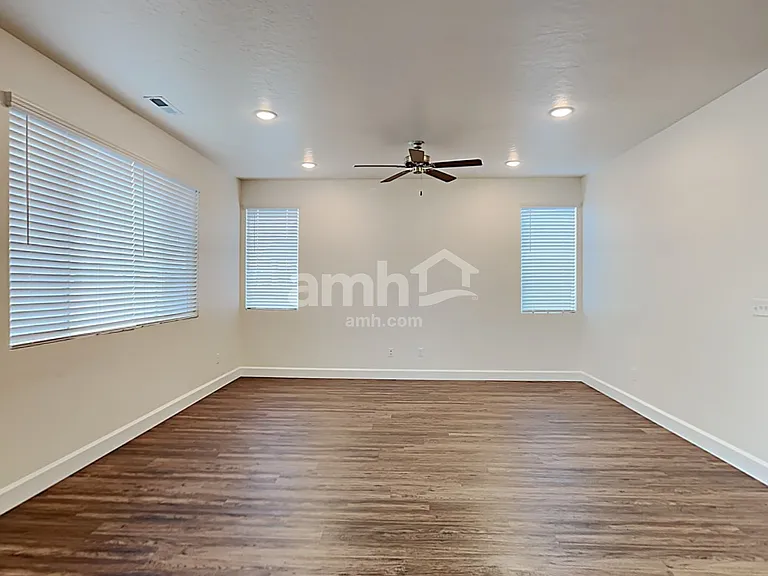 981 N Barkvine Ave — Photo 6