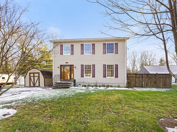 306 Rumonoski Dr, Northbridge, MA 01534