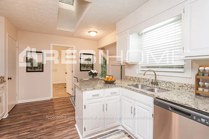 5 bed, 3.0 bath, 2458 sqft, $2,795 — Photo 2