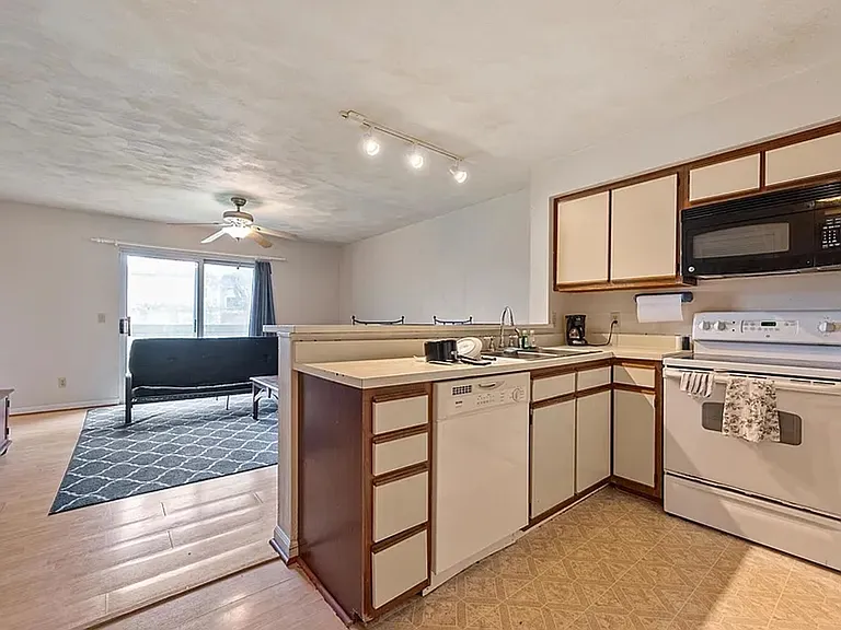 1470 Seneca Dr #F — Photo 5