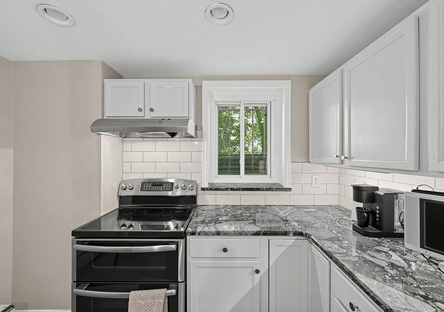 Renovated 2BR/2BA by Cheesman Park | Parking + Heat Included — Photo 3