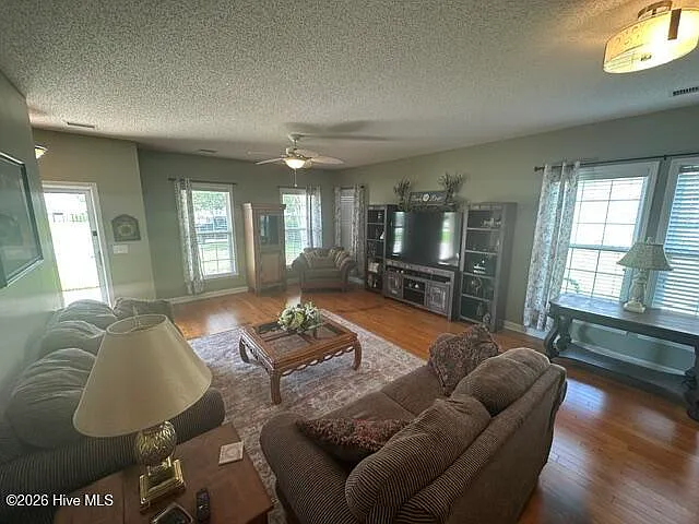 5 bed, 3.0 bath, $2,500 — Photo 4