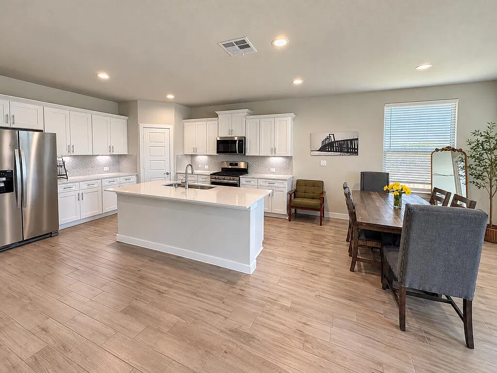 4 bed, 2.0 bath, 2062 sqft, $3,500 — Photo 4