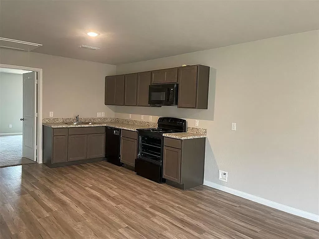 2 bed, 1000 sqft, $1,375 — Photo 2
