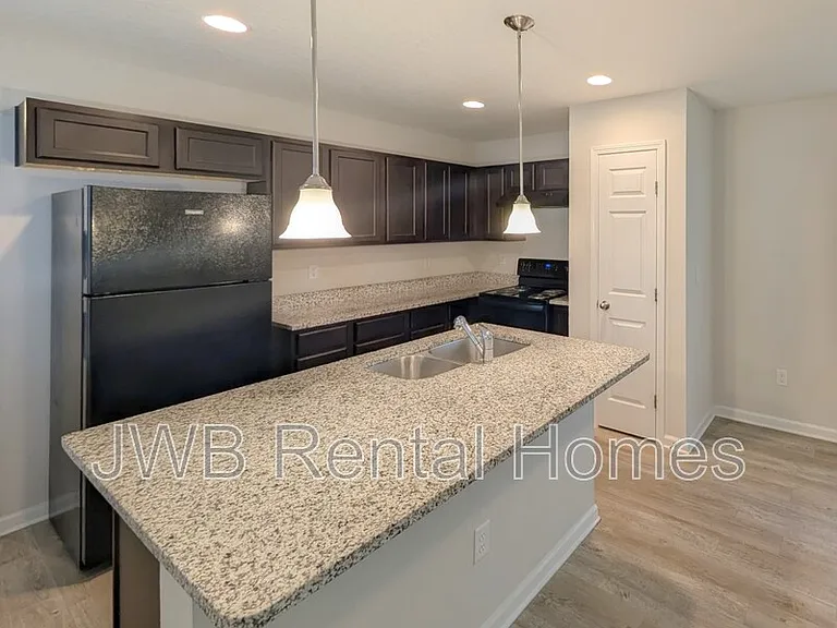 1252 Mull St — Photo 2