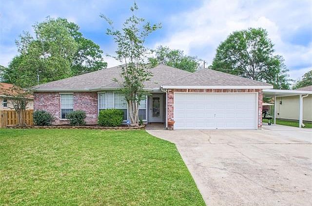 Beautifully maintained home on quite street in Slidell.