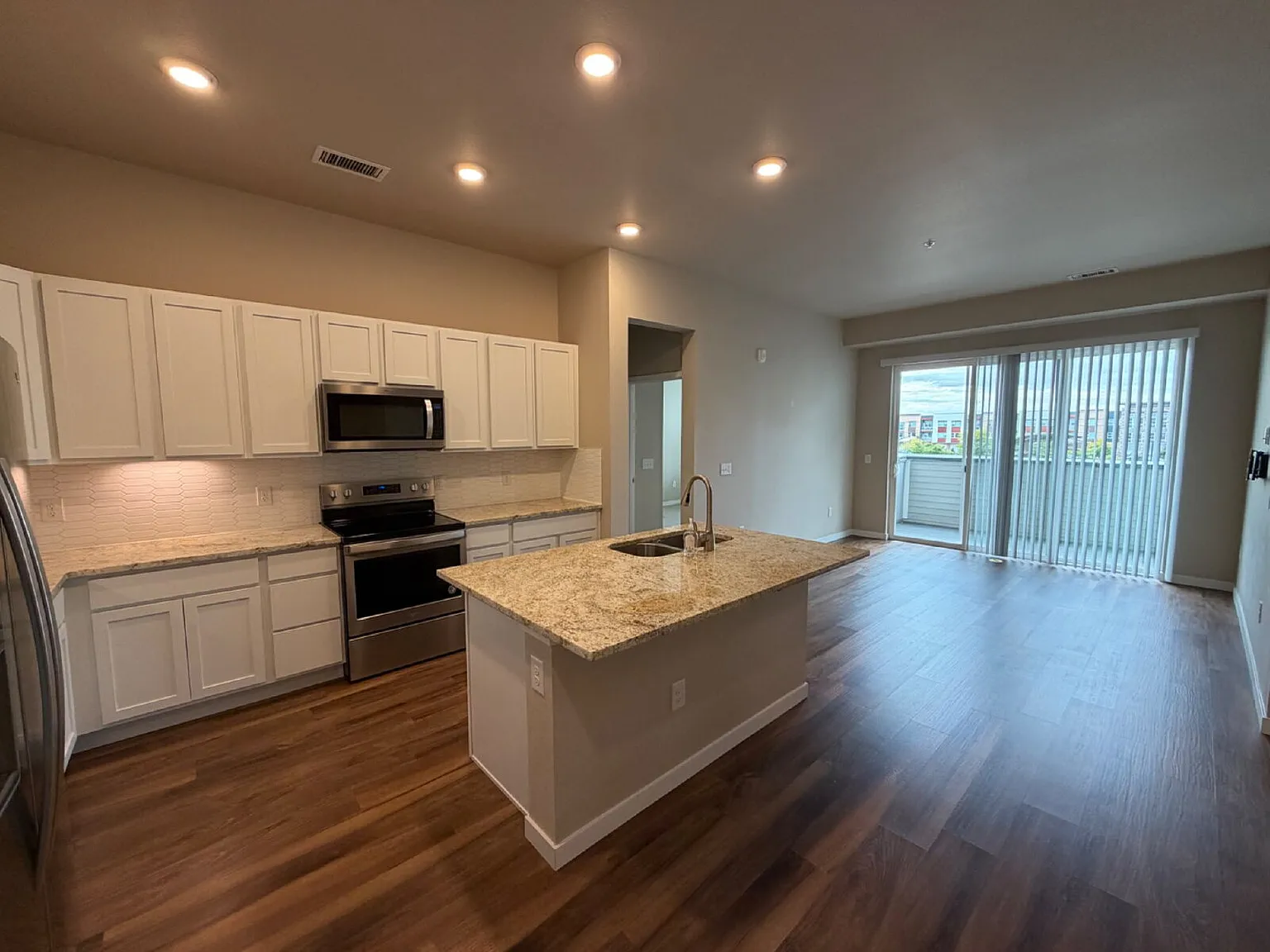 2 bed, 2.0 bath, 1118 sqft, $2,195 — Photo 2