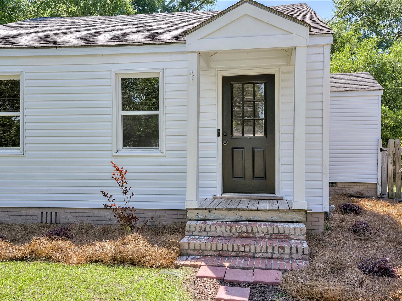 4 bed, 1605 sqft, $2,200 — Photo 3