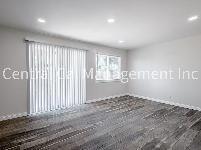 10421 Glenn St — Photo 5