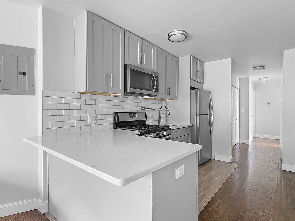1st image of 189 Woodpoint Rd APT 3