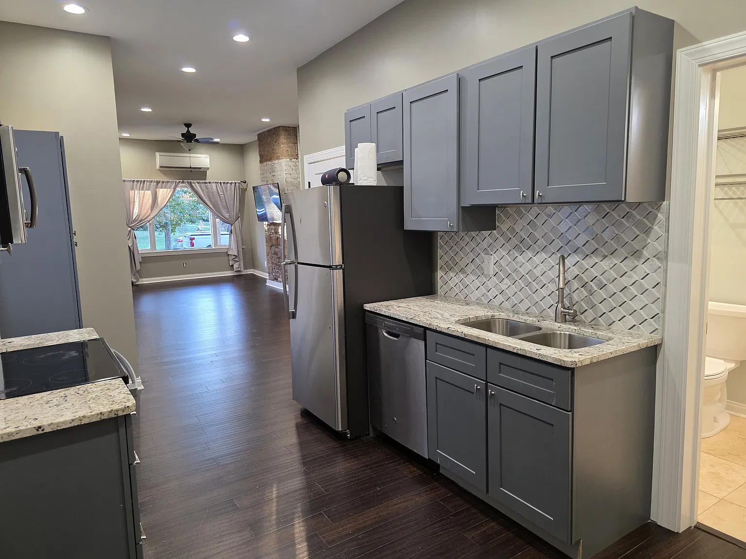 2 bed, 1000 sqft, $1,300 — Photo 1