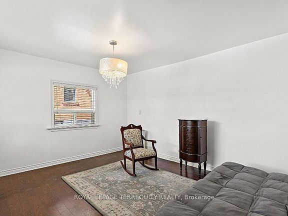 4th image of 1052 Glengrove Ave