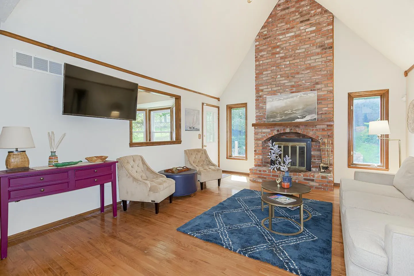 Welcoming North Kansas City Home in a Peaceful Neighborhood — Photo 1