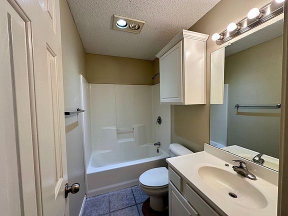 5th image of 615 N Elkhart Ave #B