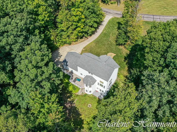 2232 Pointe North Dr NE, Cedar Springs, MI 49319