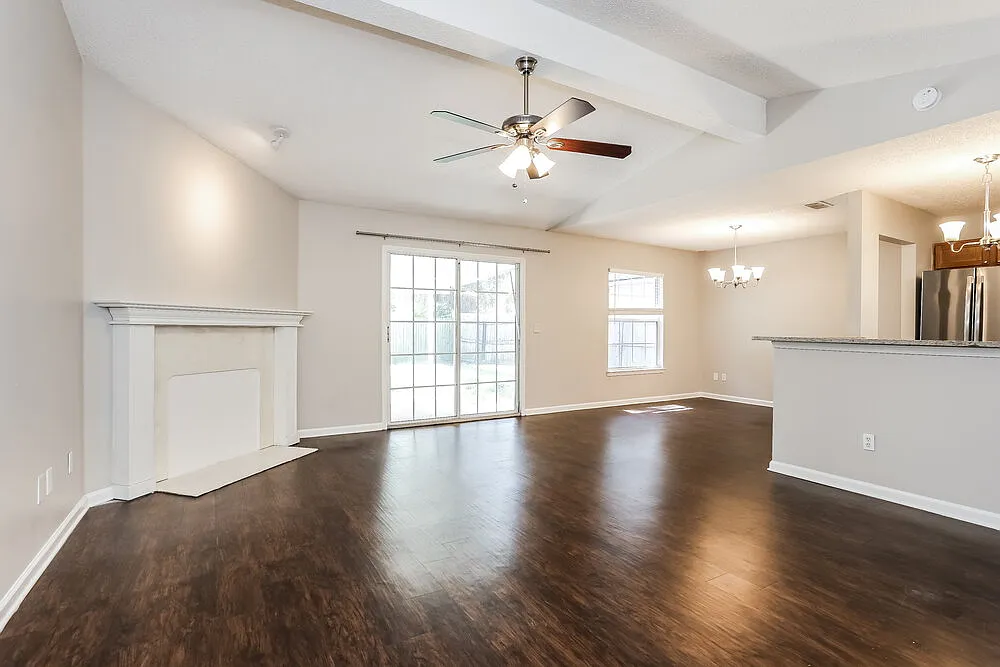 3 bed, 2.0 bath, 1284 sqft, $1,745 — Photo 3