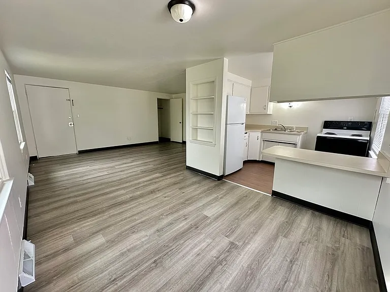 1095 Gillingham Rd #D — Photo 4