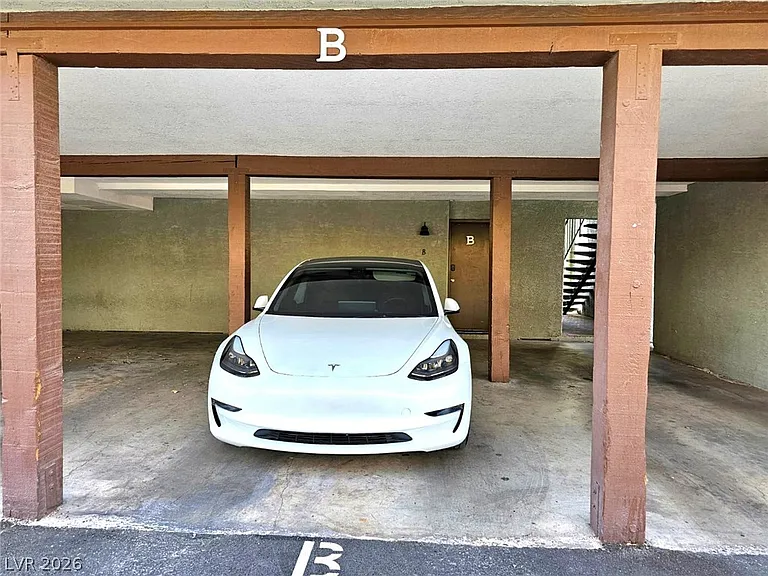 1460 Hialeah Dr #B — Photo 18