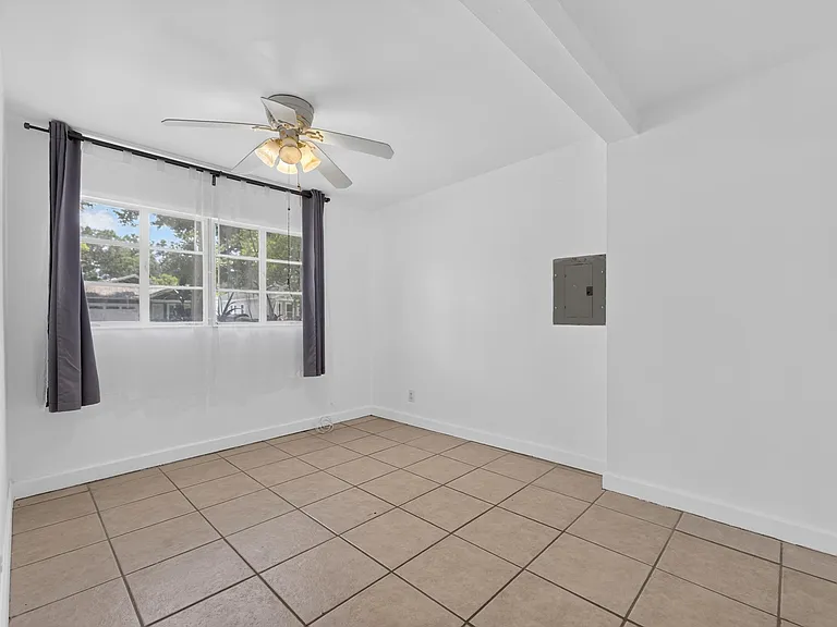 1005 E Flora St — Photo 14