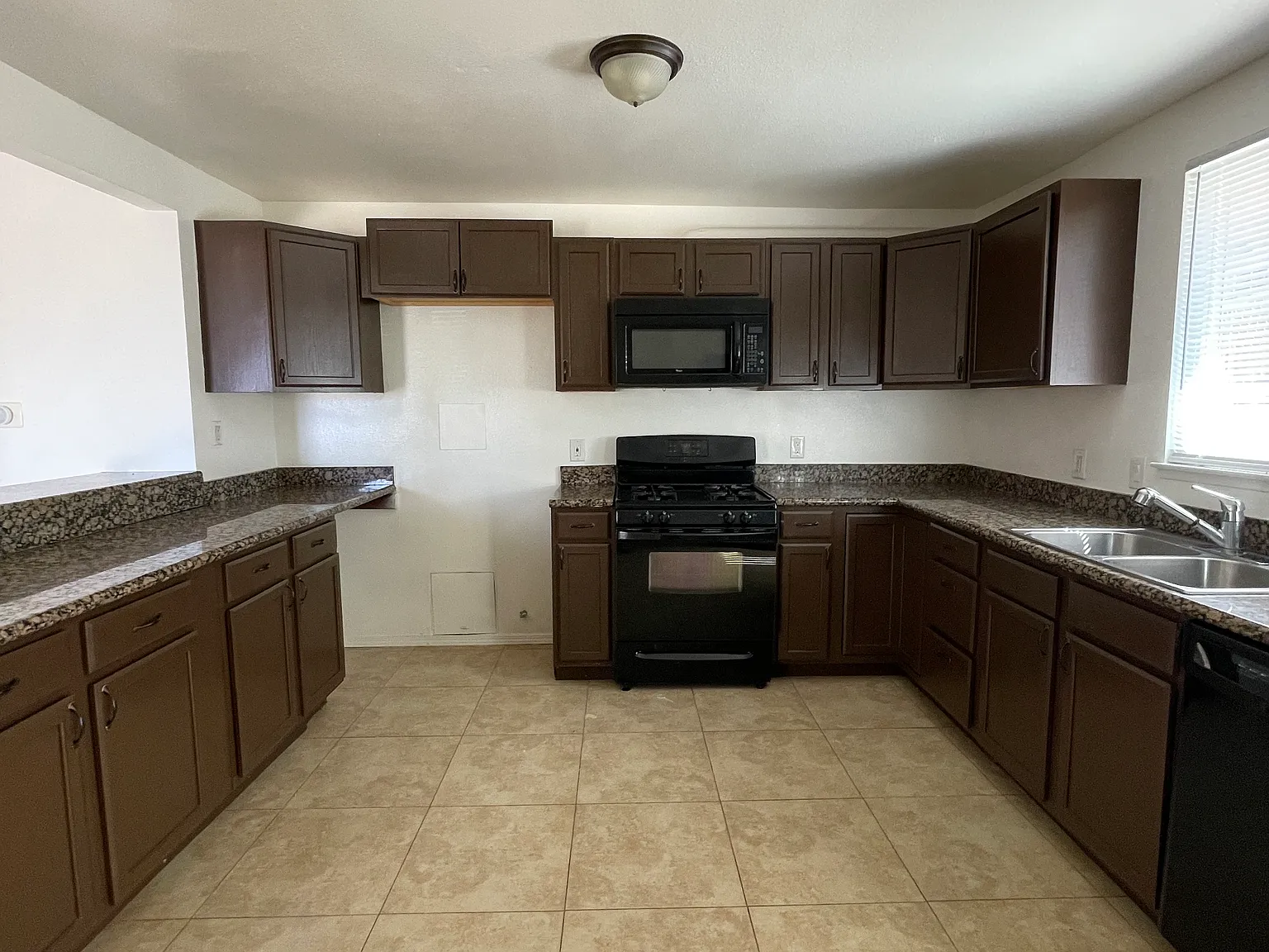 4 bed, 1248 sqft, $2,500 — Photo 4