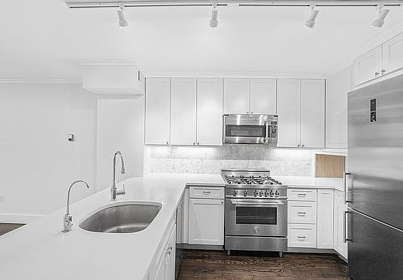 4th image of 615 E 11th St APT B4