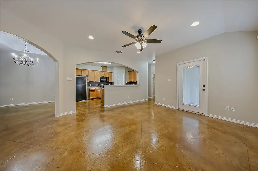 3 bed, 2.0 bath, 1300 sqft, $1,795 — Photo 2