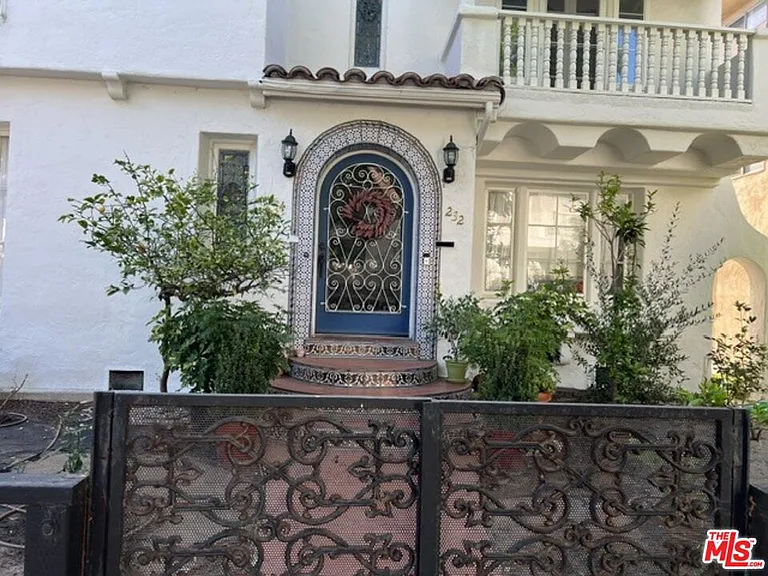 232 N La Peer Dr — Photo 2