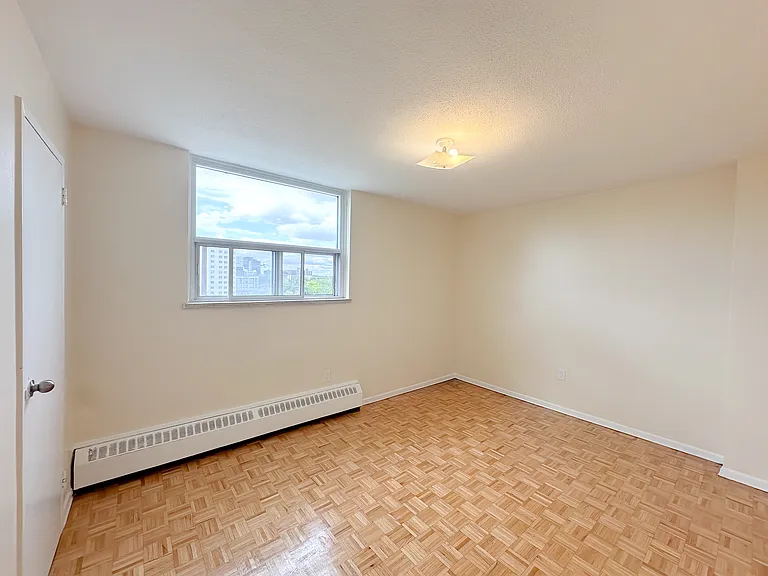 25 Paisley Blvd W — Photo 9