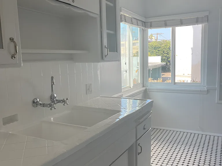 1849 N Harvard Blvd #4 — Photo 2