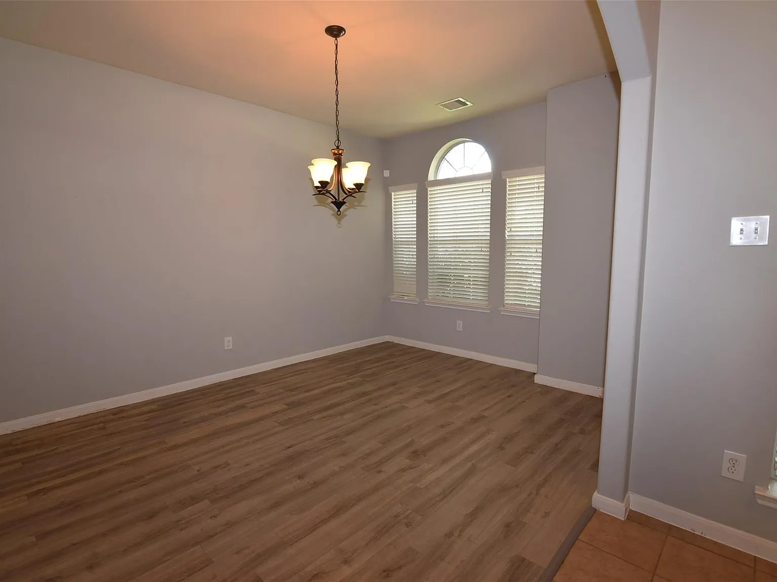 3 bed, 2.0 bath, 1786 sqft, $2,050 — Photo 3