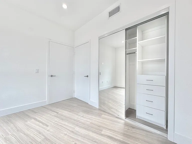 838 S La Brea Ave — Photo 6