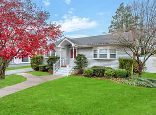 24 W Oak St, Farmingdale, NY