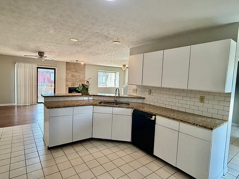 3660 Walden Dr — Photo 5