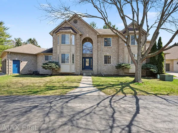 20400 Robinway Dr, Clinton Township, MI 48036