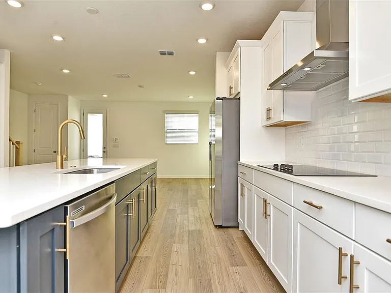 2948 Voyager Ave — Photo 5