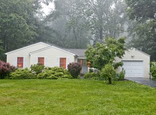 34 Hollow Oak Rd, Chappaqua, NY 10514