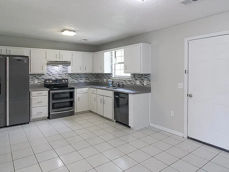 1235 Pineridge Way — Photo 5
