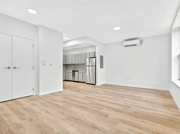 1731 Lacombe Avenue image 7 of 23