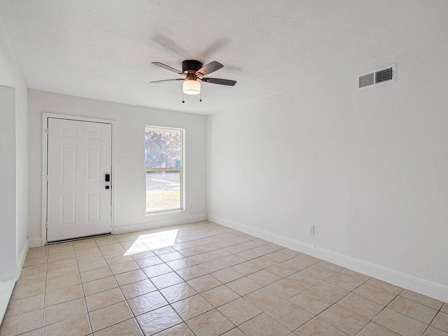 3 bed, 1.0 bath, 1214 sqft, $1,350 — Photo 3