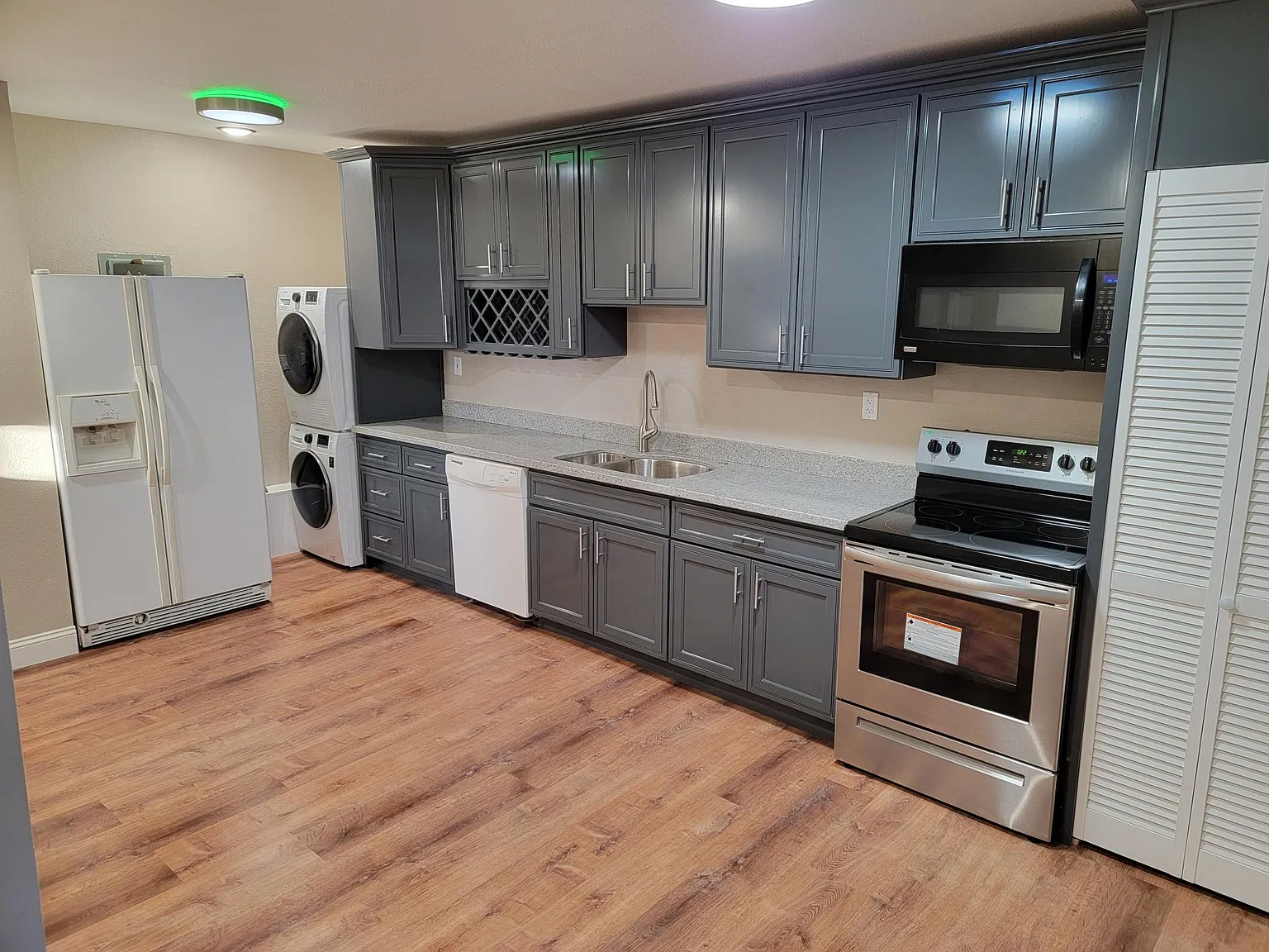 2604 Sierra Vista Ct — Photo 1