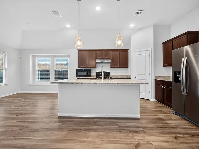 2704 Rambling Rd — Photo 3