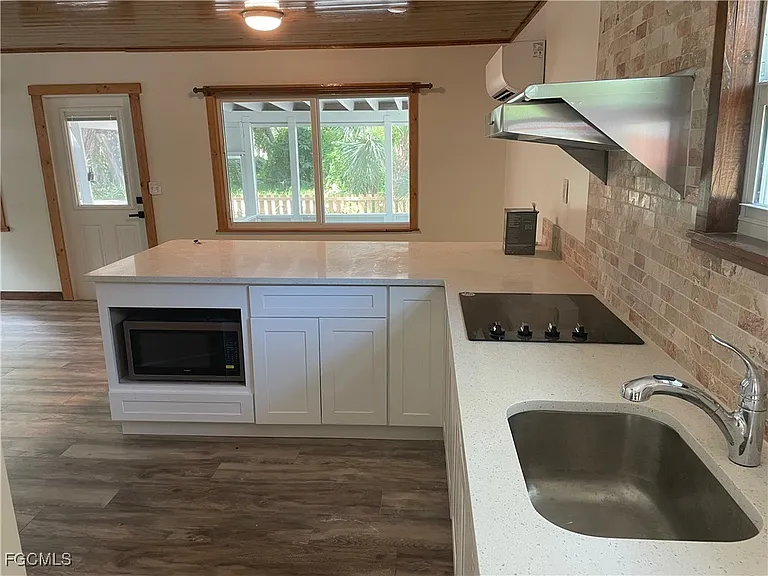 784 Oak St — Photo 13