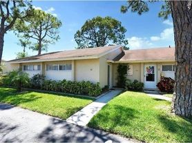 2782 Woodgate Ln, Sarasota, FL