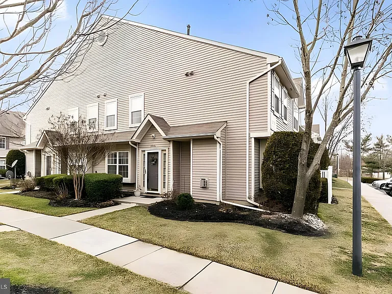 5701 Essex Ln — Photo 3