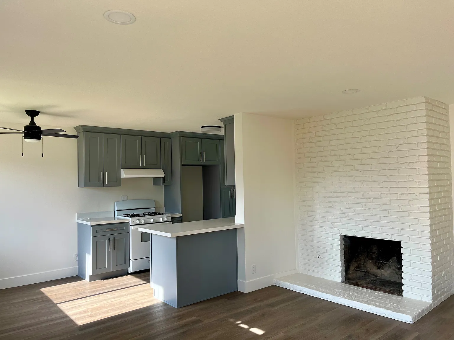 2 bed, 898 sqft, $2,700 — Photo 3