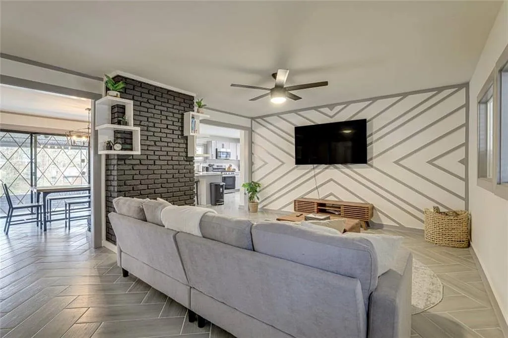 3 bed, 2.0 bath, 1645 sqft, $3,200 — Photo 4