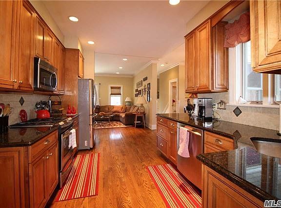 4th image of 2804 Stewart Ave