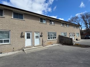 131 Fairway Rd N #E, Kitchener, ON N2A2N4