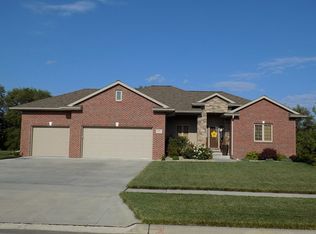 706 Maple Ct, Hickman, NE 68372