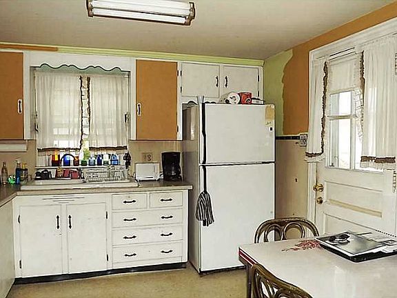 2nd image of 39 Dean Ave